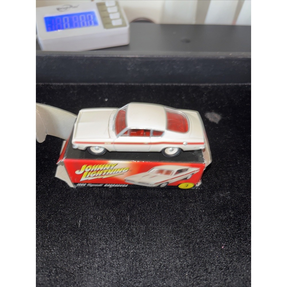 Johnny Lightning 1969 Plymouth Barracuda 340 | 60s Sizzle Series Real Riders3845